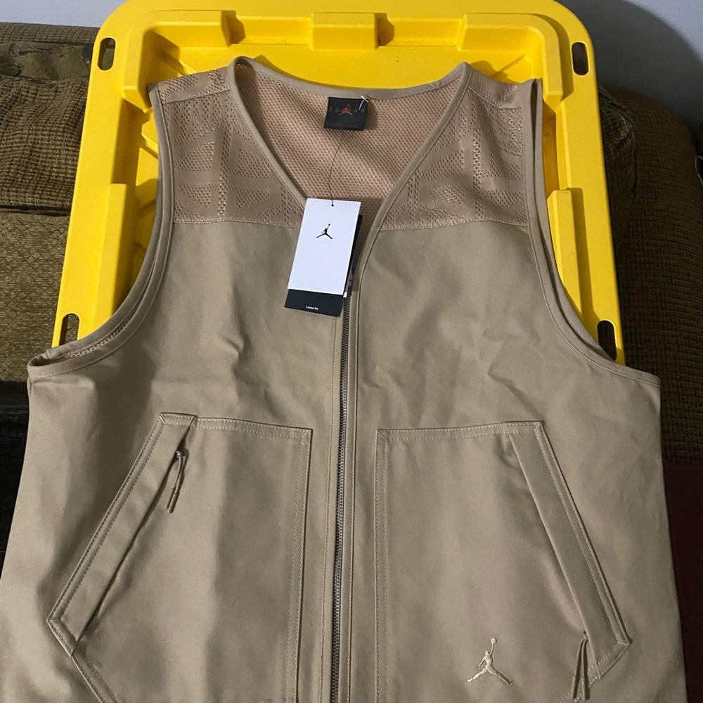 Jordan Men’s Tan Men's Vest Size Small Loose Fit